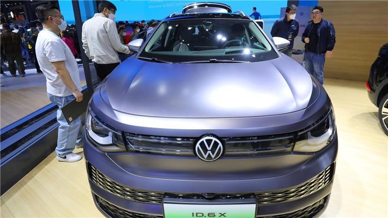 VW trotz schwachen Jahresbeginns zuversichtlich Ein SAIC Volkswagen ID.6 X wird auf der „20. Shanghai International Automobile Industry Exhibition“ ausgestellt.