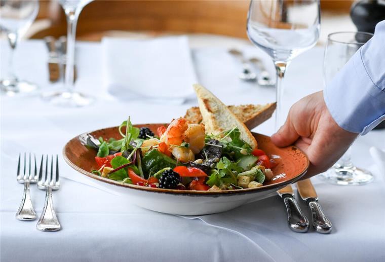 Ein Salat-Teller wird in einem Restaurant serviert.