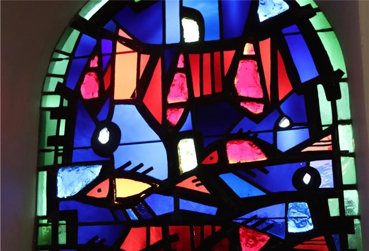 Brake: Kostbare Kirchenfenster vor Zerfall gerettet Ein saniertes Fenster im Turm mit abstrakteren biblischen Symbolen und Dallgläsern, die nur wenig Licht brauchen zum Leuchten.