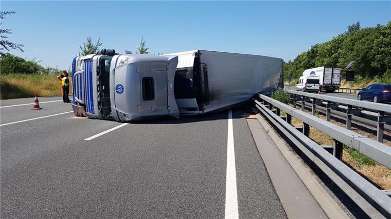 Schwerer Unfall auf der A1: Polizei fotografiert Gaffer Ein Sattelzug ist bei einem Unfall auf der A1 zwischen den Anschlussstellen Oyten und Posthausen umgekippt.