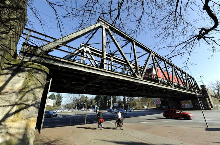 Bremerhaven: Sattelzug stößt mit Ladung gegen Eisenbahnbrücke Ein Sattelzug ist mit seiner Ladung gegen die Eisenbahnbrücke an der Kreuzung Cherbourger Straße/Langener Landstraße (Archivfoto) in Bremerhaven gekracht.