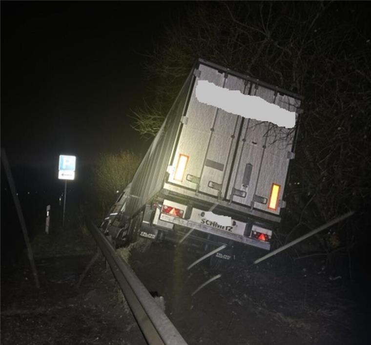 12.000 Euro Schaden: Sattelzugfahrer verwechselt Fahrspur Unfall Lkw Sattelzug