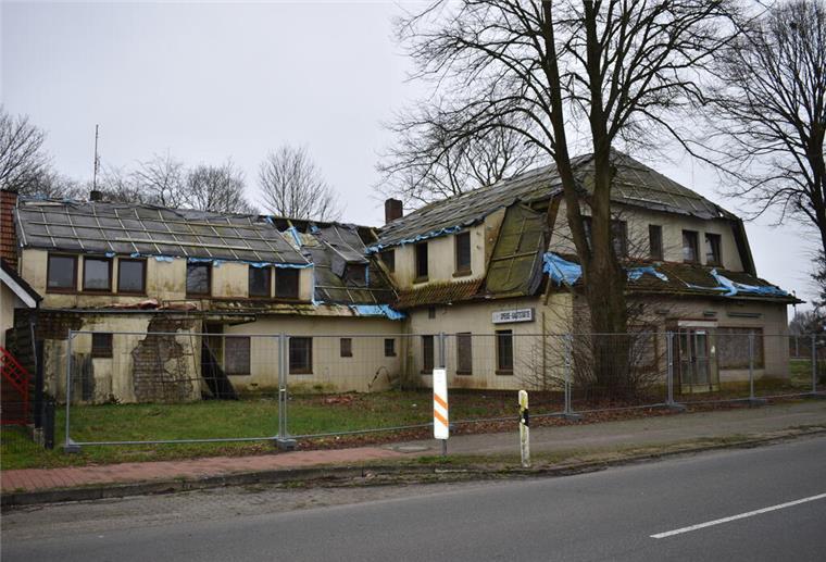 Tut sich endlich was bei den Schrottimmobilien in Geestenseth? Ein Schandfleck mitten im Dorf: Die frühere Gaststätte "Alte Waage" in der Nähe des Geestensether Bahnhofs.