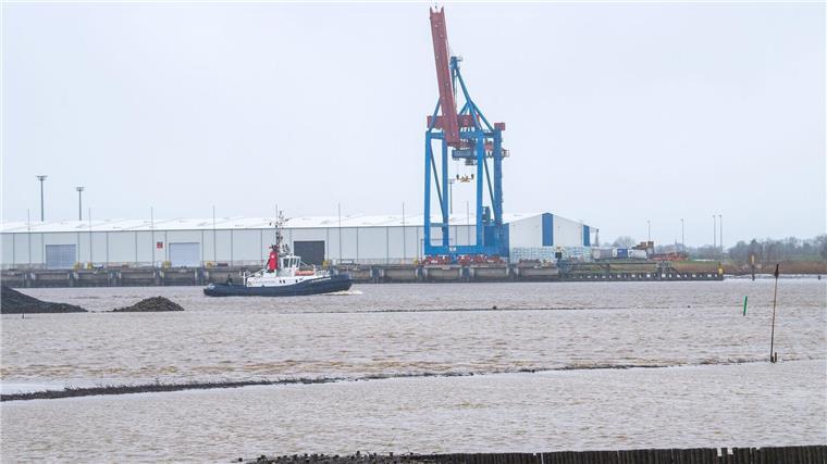 Analyse: Höherer Umschlag am Seehafen Brake erwartet Ein Schiff fährt am Hafen von Brake entlang.