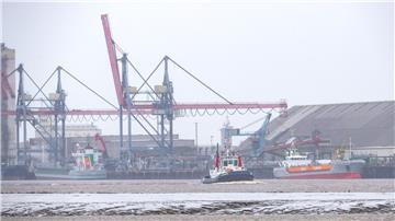 Ein Schiff fährt am Hafen von Brake entlang. Auf dem Hafengelände soll eine Anlage zur Produktion von Wasserstoff entstehen.
