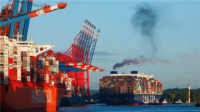 Verband erwartet Meilenstein auf dem Weg zu Klimaneutralität Ein Schiff legt an einem Containerterminal in Hamburg an.
