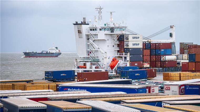 Rammschlag zum Hafenausbau ist Anfang 2025 geplant Ein Schiff liegt im Hafen Cuxhavens.