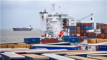 Ein Schiff liegt im Hafen Cuxhavens.