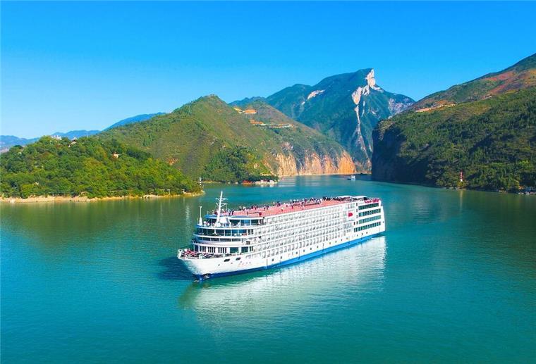 Europas Gewässer im Blick: Chinesen bauen Flusskreuzfahrten aus Das Schiff "Century Victory" auf dem Jangtse-Fluss.