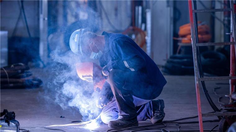 Meyer Werft mit Stahlbauarbeiten beauftragt Ein Schiffbauer schweißt auf einem der Decks eines sich im Bau befindlichen Kreuzfahrtschiffes.