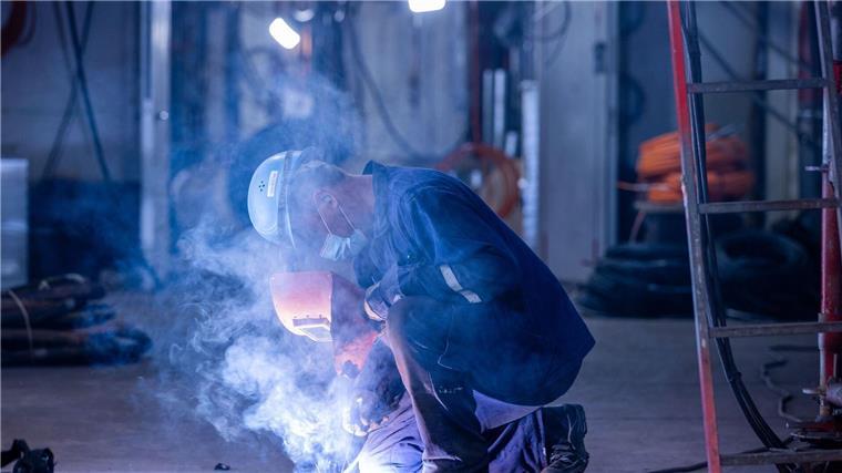 Gewerkschaften: Mehr Arbeitsplätze im europäischen Schiffbau Ein Schiffbauer schweißt auf einem der Decks eines sich im Bau befindlichen Kreuzfahrtschiffes.