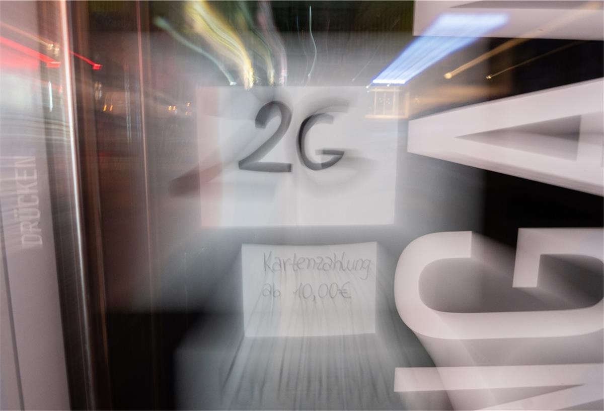 Ein Schild „2G“ hängt am Eingang eines Restaurants. Die Regelung gilt jetzt an vielen Stellen.