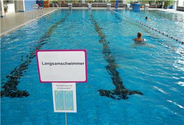 Ein Schild am Beckenrand gibt vor, wie in den beiden Bereichen für Langsam- und Schnellschwimmer die Bahnen zu drehen sind.