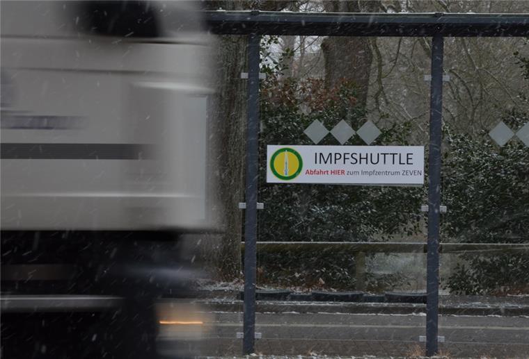 Zeven: Impf-Shuttle wird eingestellt Ein Schild am Zevener Busbahnhof weist auf den Impf-Shuttle hin. Der wird nun eingestellt.