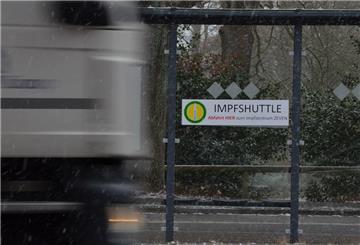 Ein Schild am Zevener Busbahnhof weist auf den Impf-Shuttle hin. Der wird nun eingestellt. 