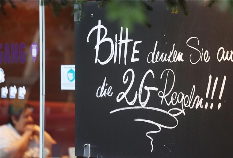 2G+-Regel droht im Cuxland Ein Schild, das auf die 2G Regeln hinweist, hängt an einem Cafe.