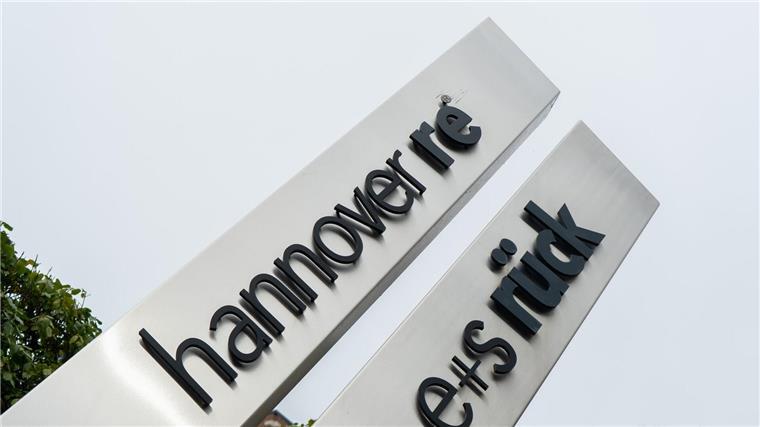 Hannover Rück hebt nach Rekordgewinn die Dividende an Ein Schild der Hannover Rück.