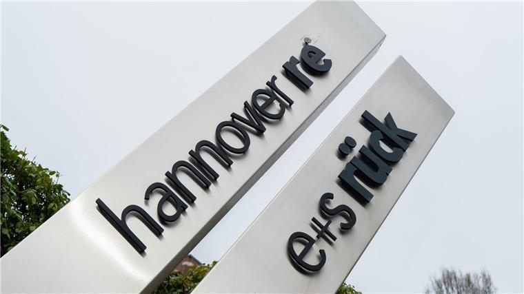 Hannover Rück: Kfz-Versicherer mit „massiven Verlusten“ Ein Schild der Hannover Rück steht vor dem Hauptsitz der Versicherung.