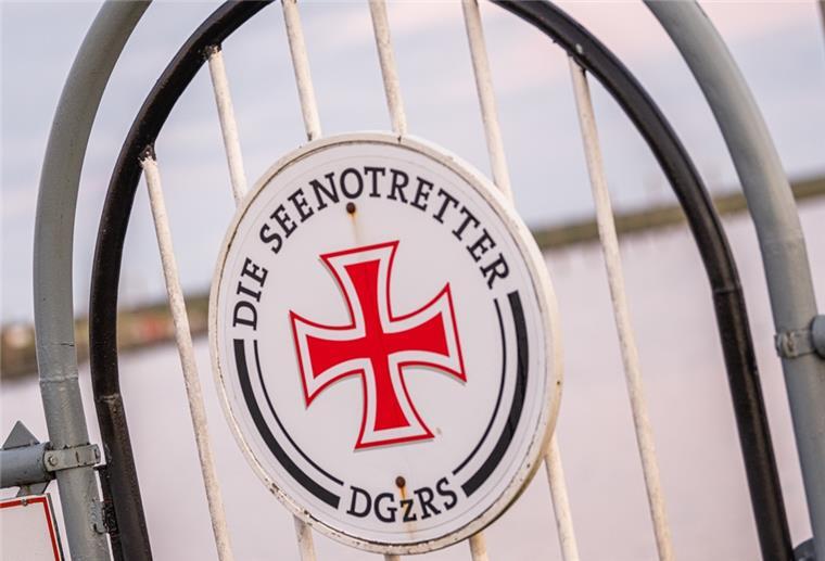 Kitesurfer aus fünf Grad kalter Nordsee gerettet Ein Schild der Seenotretter der DGzRS (Deutsche Gesellschaft zur Rettung Schiffbrüchiger) an einem Tor. Im Wattenmeer retteten die Seenotretter einen Kitesurfer.