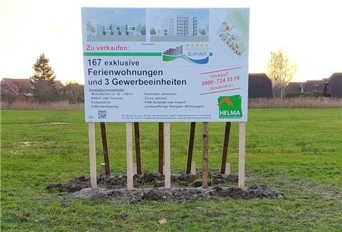 Ein Schild direkt an der Straße Am Deich wirbt jetzt für den Verkauf der Ferienwohnungen und von drei Gewerbeeinheiten.
