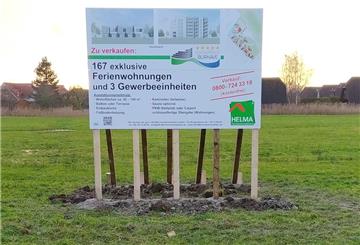 Ein Schild direkt an der Straße Am Deich wirbt jetzt für den Verkauf der Ferienwohnungen und von drei Gewerbeeinheiten.