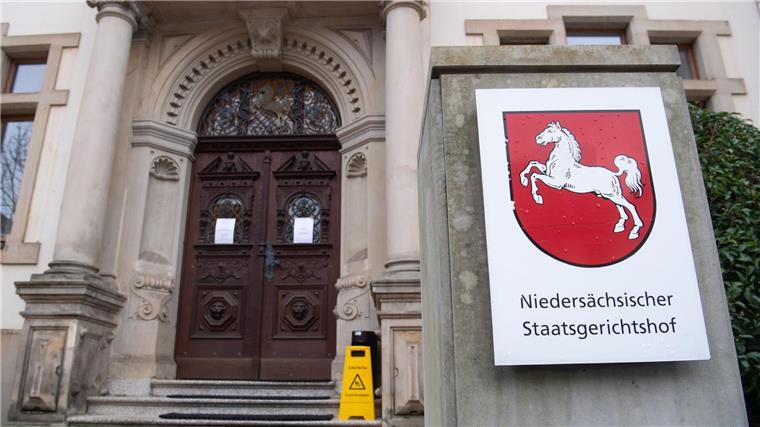 Verhandlung: Vornamensnennung von deutschen Tatverdächtigen Ein Schild hängt am Eingang des niedersächsischen Staatsgerichtshofes.