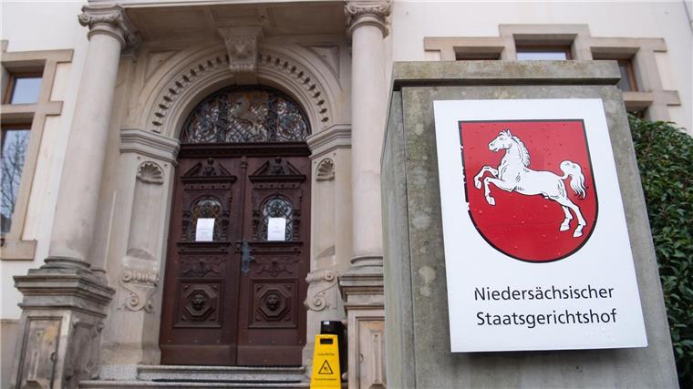 Verfahren eingestellt: Abgeordneter gegen Landesregierung Ein Schild hängt am Eingang des niedersächsischen Staatsgerichtshofes.
