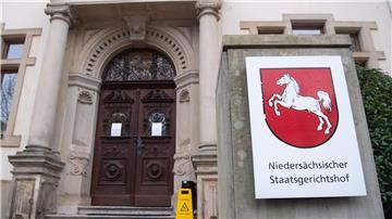Ein Schild hängt am Eingang des niedersächsischen Staatsgerichtshofes.