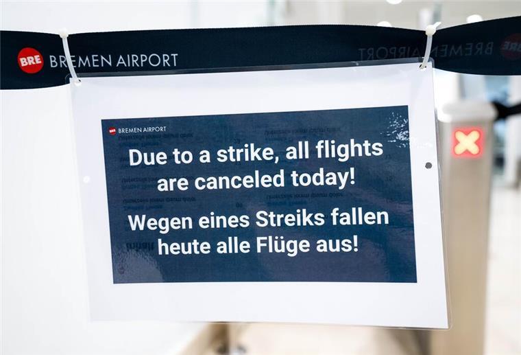 Ein Schild informiert über den Streik am Flughafen Bremen.