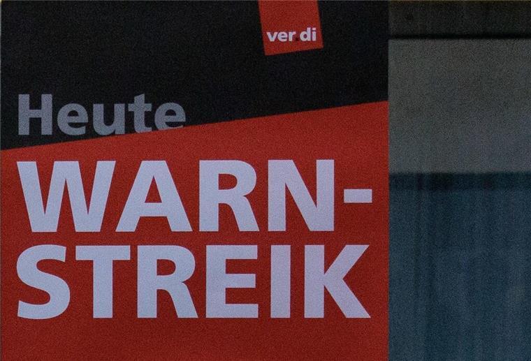Streikaufruf von Verdi betrifft auch Bremerhaven Ein Schild mit dem Text „Heute Warnstreik“ der Gewerkschaft Verdi. Auch im öffentlichen Dienst in Bremerhaven wird am Freitag gestreikt.