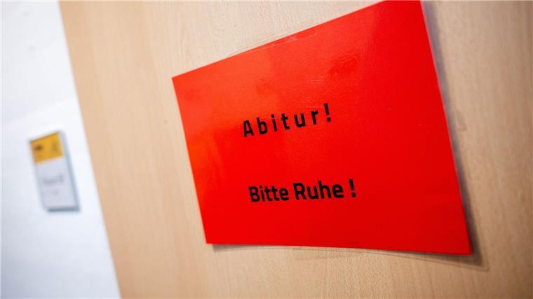 Ein Schild mit der Aufschrift „Abitur! Bitte Ruhe!“ hängt während der schriftlichen Abiturprüfungen an einer Tür.