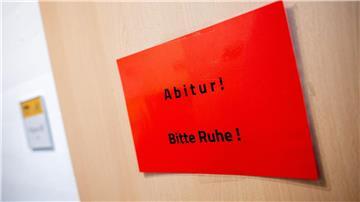Ein Schild mit der Aufschrift „Abitur! Bitte Ruhe!“ hängt während der schriftlichen Abiturprüfungen im Fach Geschichte an einer Tür in der Graf-Anton-Günther-Schule.
