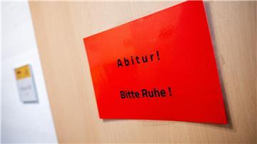 Ein Schild mit der Aufschrift „Abitur! Bitte Ruhe!“ hängt während der schriftlichen Abiturprüfungen an einer Tür.