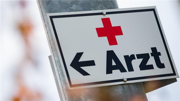 Weniger Landarzt-Studierende als geplant in Niedersachsen Ein Schild mit der Aufschrift „Arzt“ hängt an einer Straßenlaterne.