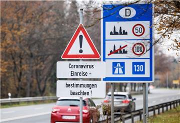 Ein Schild mit der Aufschrift «Coronavirus Einreisebestimmungen beachten!» steht an der deutsch-österreichischen Grenze.