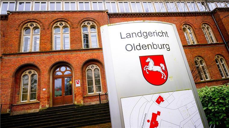 Steinhoff-Konzern-Skandal: Angeklagter legt Geständnis ab Ein Schild mit der Aufschrift „Landgericht Oldenburg“ steht vor dem Gerichtsgebäude. Die Staatsanwaltschaft wirft einem 64-Jährigen ehemaligen Manager des Möbelkonzerns Steinhoff Steuerhinterziehung in Millionenhöhe vor.