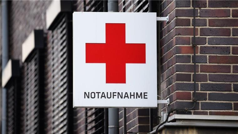 CDU und Städtetag fordern Geld für Krankenhäuser Ein Schild mit der Aufschrift „Notaufnahme“.