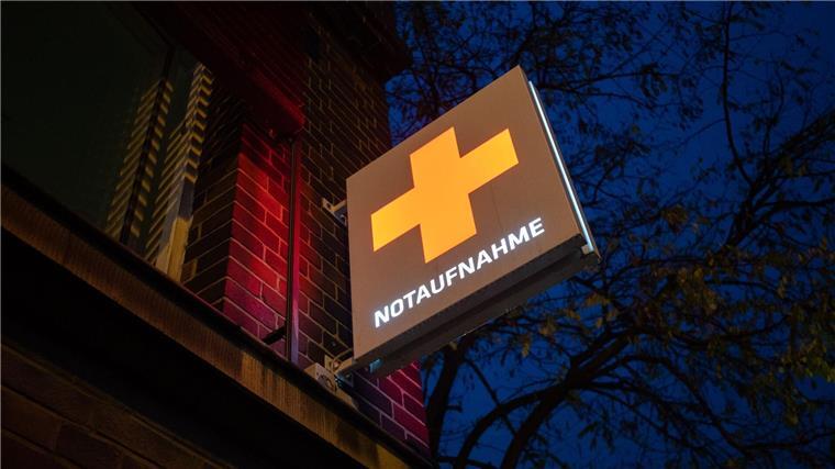 Holzmindener Klinikbetrieb soll weitergehen Ein Schild mit der Aufschrift „Notaufnahme“ hängt an einem Krankenhaus.