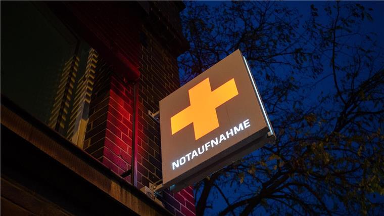 74-Jährige nach Unfall in Klinik gestorben Ein Schild mit der Aufschrift „Notaufnahme“ hängt an einem Krankenhaus.
