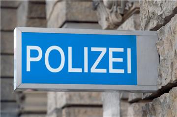 Ein Schild mit der Aufschrift "Polizei" an der Fassade einer Polizeidirektion.