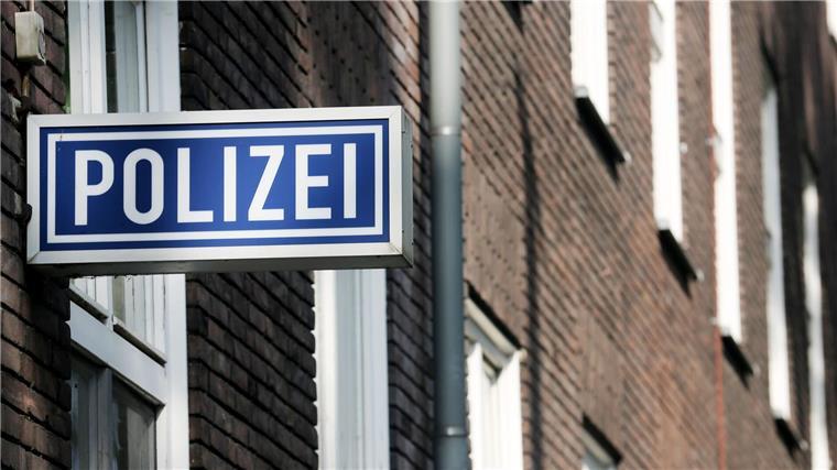 Gewerkschaft warnt vor Überlastung der Polizei in Bremen Ein Schild mit der Aufschrift „Polizei“ hängt an einem Polizeipräsidium.