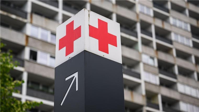 Städtetag fordert Geld für Grundschulen und Krankenhäuser Ein Schild mit einem roten Kreuz weist den Weg zur Notaufnahme des Klinikums Region Hannover.