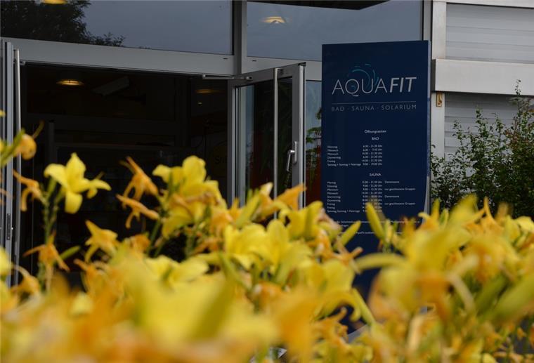 Zeven: Üppiger Zuschuss für Hallenbadsanierung Ein Schild steht am Eingang zum Hallenbad Aquafit. Für dessen Sanierung gibt es jetzt Geld vom Land.