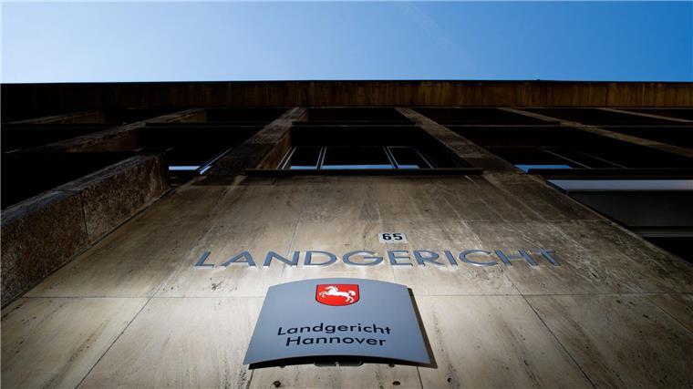 Mädchen doch nicht wegen versuchten Mordes verurteilt Ein Schild und ein Schriftzug „Landgericht Hannover“ hängen am Landgericht in Hannover (Niedersachsen).