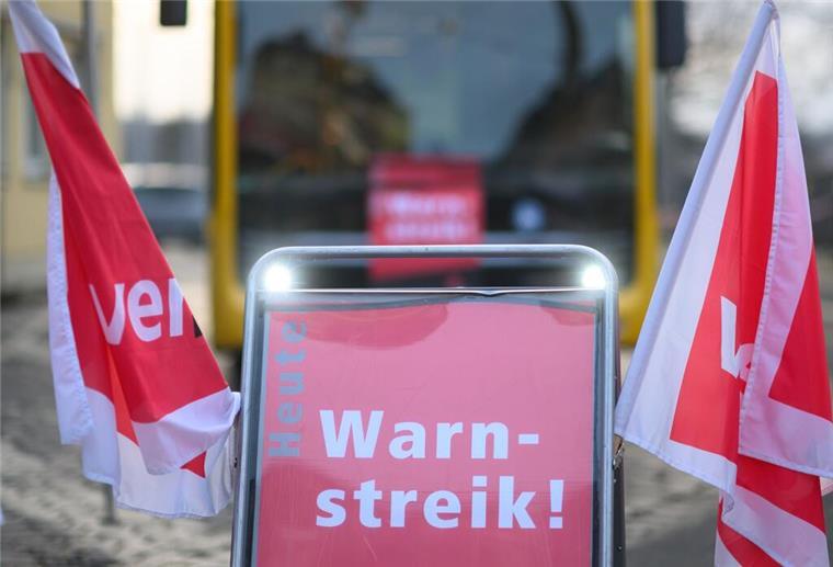 Ab Mittwoch fallen Busse in Niedersachsen aus Ein Schild „Warnstreik“ steht vor einem Bus.