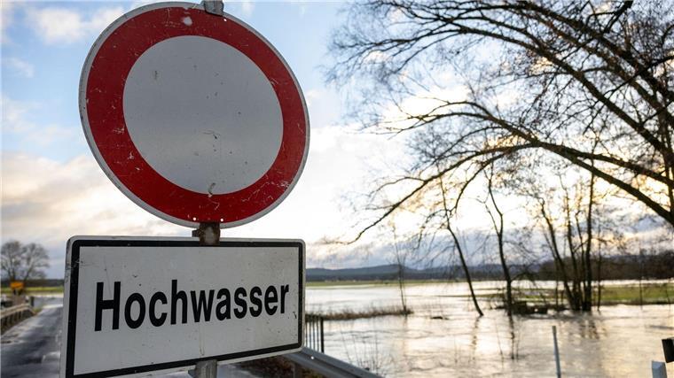 Ein Schild warnt vor Hochwasser.