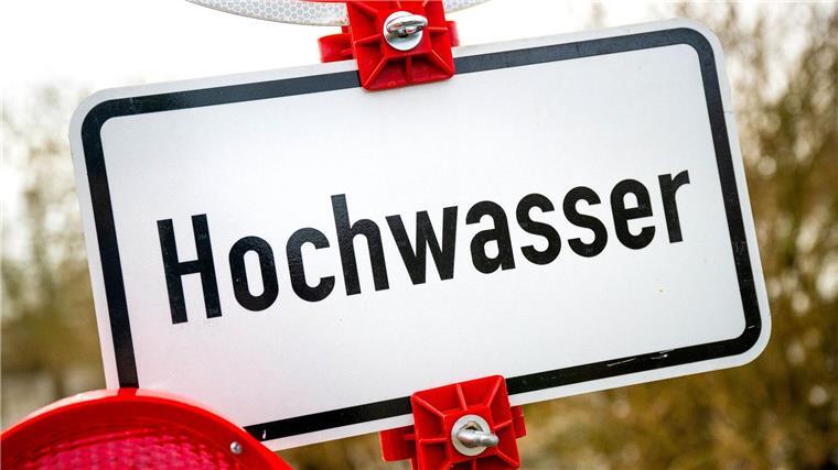 Ein Schild warnt vor Hochwasser.