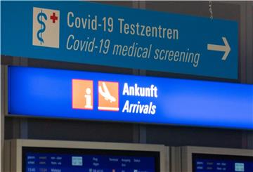 Ein Schild weist am Frankfurter Flughafen im Ankunftsbereich zum Covid-19-Testzentrum.