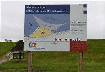 Gelände mit Schild für den geplanten Offshore-Terminal in Bremerhaven