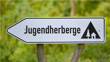 Ein Schild weist auf eine Jugendherberge hin.